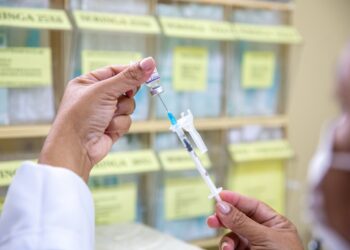 Prefeitura libera vacina bivalente contra a Covid-19 para trabalhadores da saúde e pessoas com deficiência permanente