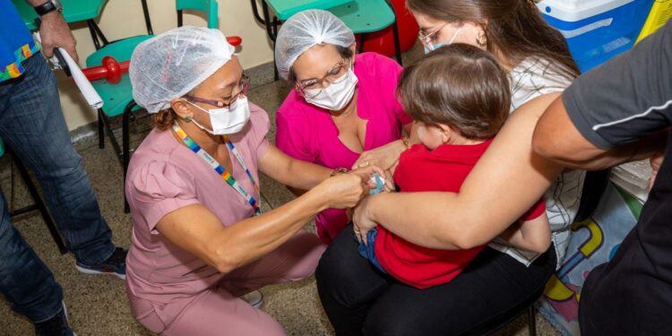 Prefeitura de Manaus começa a ofertar a vacina contra a influenza para grupos prioritários