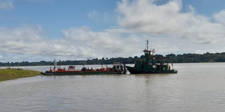 Equipes da Base Arpão apreendem balsa com 150 mil litros de óleo diesel em Coari
