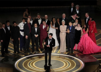 “Tudo em Todo o Lugar ao Mesmo Tempo” domina Oscar com sete estatuetas