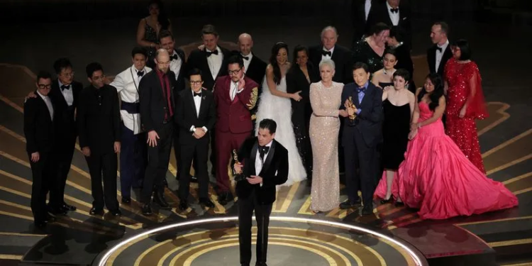 “Tudo em Todo o Lugar ao Mesmo Tempo” domina Oscar com sete estatuetas