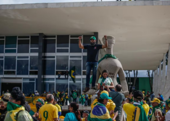 PF prende mulher que pichou “perdeu, mané” em estátua do STF