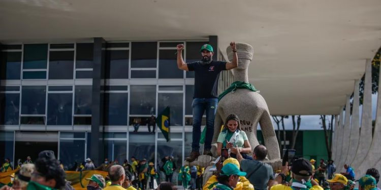 PF prende mulher que pichou “perdeu, mané” em estátua do STF