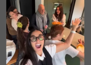 Demi Moore canta parabéns para Bruce Willis no aniversário do ator