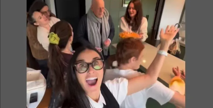 Demi Moore canta parabéns para Bruce Willis no aniversário do ator