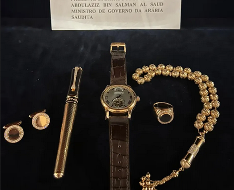Defesa de Bolsonaro devolve joias árabes