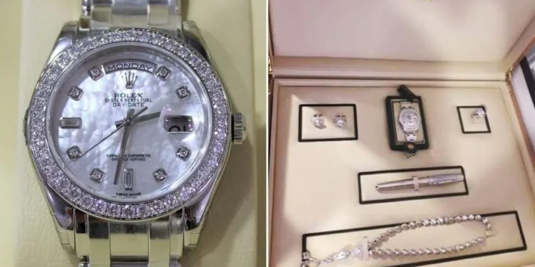 Bolsonaro recebeu terceiro conjunto com Rolex de diamantes, diz jornal