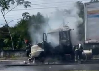 Vídeo: Carreta pega fogo na avenida do Turismo em Manaus