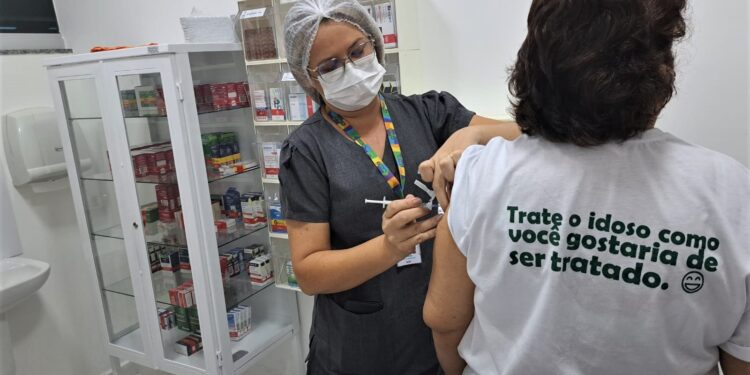 Prefeitura amplia oferta da vacina bivalente para idosos na Policlínica da Funati