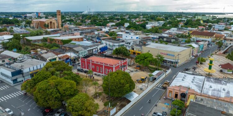 Prefeito vistoria obras do anfiteatro e praça Eduardo Ribeiro, em Parintins