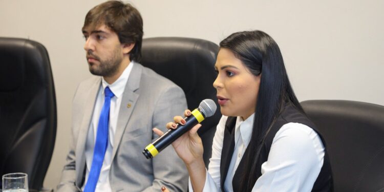 Para deputada, o aumento do salário é a verdadeira valorização do profissional da educação