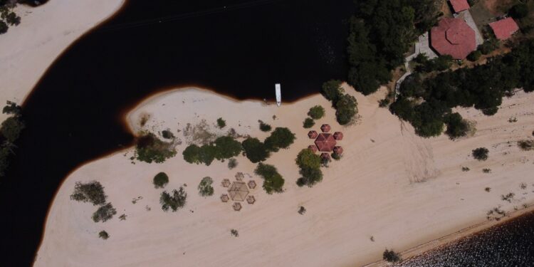 Conheça destinos turísticos com saída de barco da Marina do Davi