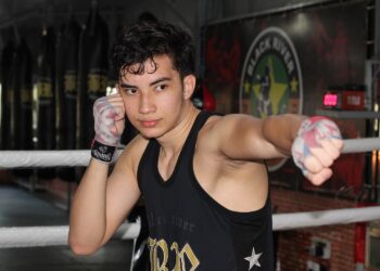 Jovem que superou depressão faz treino intenso para estreia no boxe