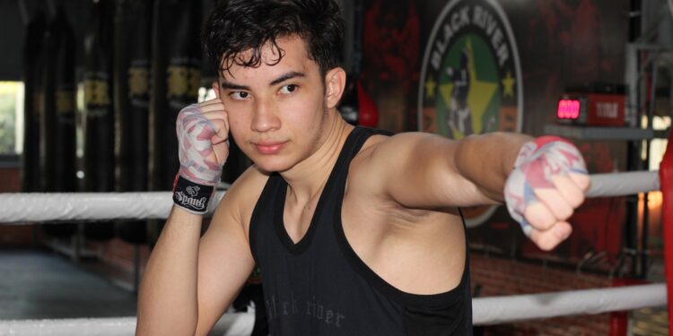 Jovem que superou depressão faz treino intenso para estreia no boxe