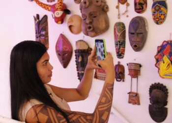 Influenciadora indígena promove turismo e cultura nas redes sociais