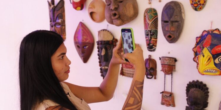 Influenciadora indígena promove turismo e cultura nas redes sociais
