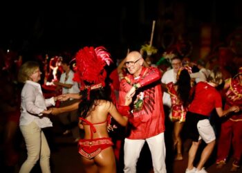 Garantido encanta público no primeiro show para turistas de cruzeiro