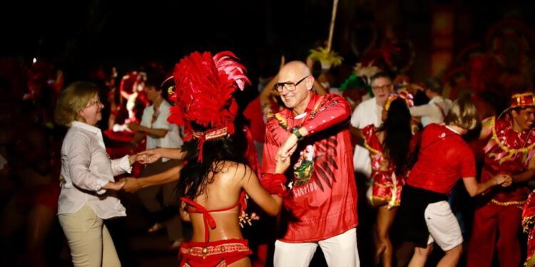 Garantido encanta público no primeiro show para turistas de cruzeiro