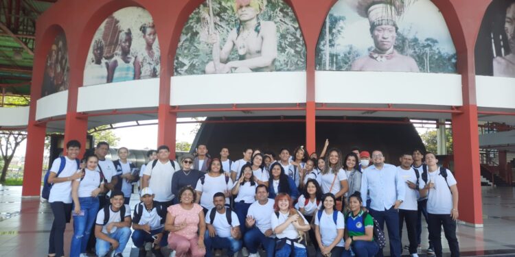Estudantes do Ceja visitam Centro Cultural dos Povos da Amazônia