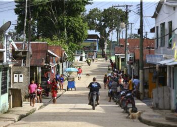 Em Atalaia do Norte, população convive com desemprego e violência