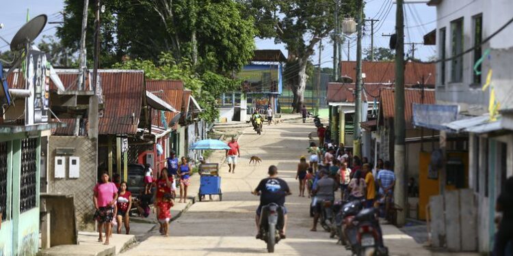 Em Atalaia do Norte, população convive com desemprego e violência