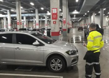 Fiscalização em shopping resulta em autuação de sete veículos