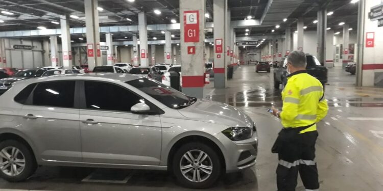 Fiscalização em shopping resulta em autuação de sete veículos