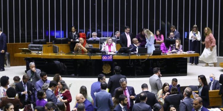 Câmara aprova pensão especial para filhos de vítimas de feminicídio