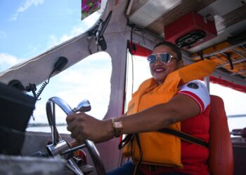 Pelos rios e igapós, capitã revela o amor pela navegação turística