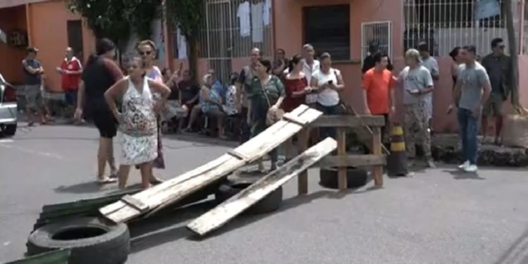 Moradores do Mundo Novo e São Raimundo se revoltam contra medidores aéreos