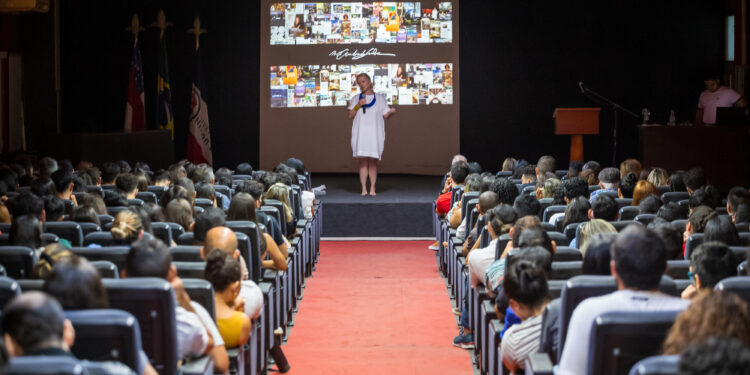 Renomada designer portuguesa mescla trajetória pessoal e ideias sobre Amazônia em palestra