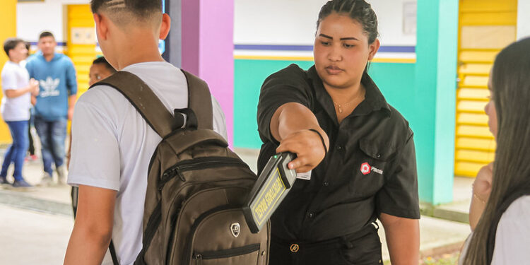 Agentes de portaria passam a utilizar detectores de metal em escolas municipais