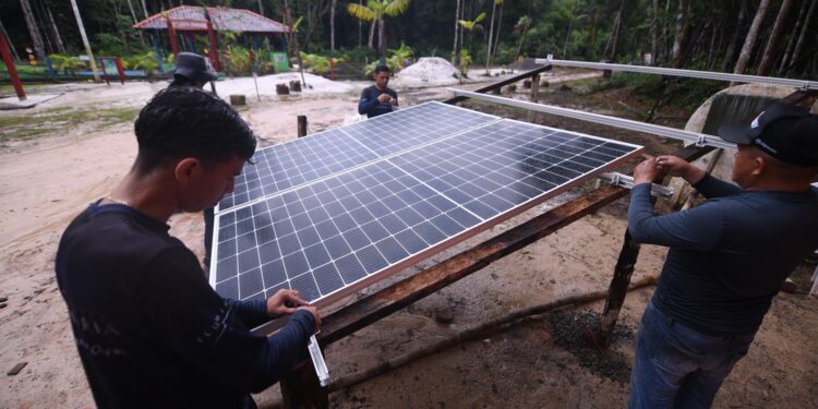 Empreendimentos turísticos de Presidente Figueiredo recebem painéis de energia solar