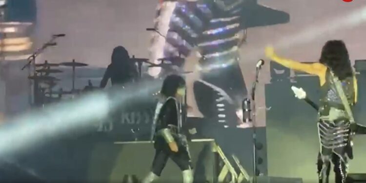 Gene Simmons, baixista do Kiss, passa mal em Manaus e show é interrompido