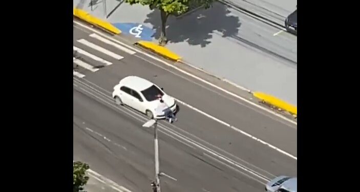 Motorista fura manifestação e arrasta mulher em capô de carro em avenida de Manaus