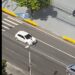 Motorista fura manifestação e arrasta mulher em capô de carro em avenida de Manaus