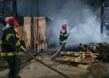 Em Iranduba, Bombeiros combatem incêndio em olaria