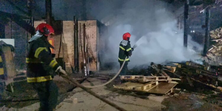 Em Iranduba, Bombeiros combatem incêndio em olaria