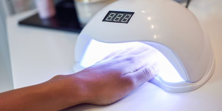 Estudo alerta sobre o perigo das cabines de secagem de unhas em gel