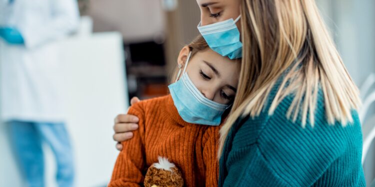 Pediatra alerta para os sintomas da gripe em crianças