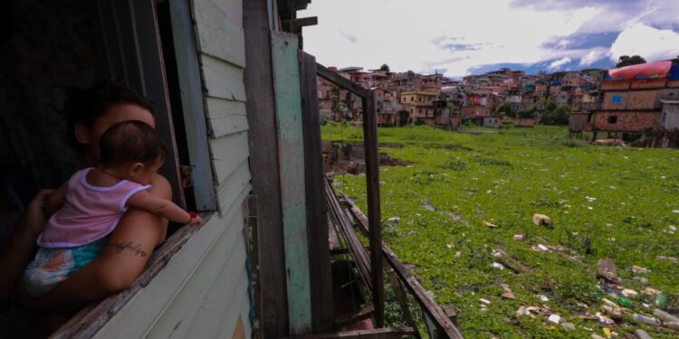 As maiores capitais da Amazônia estão virando grandes favelas, informa Veja