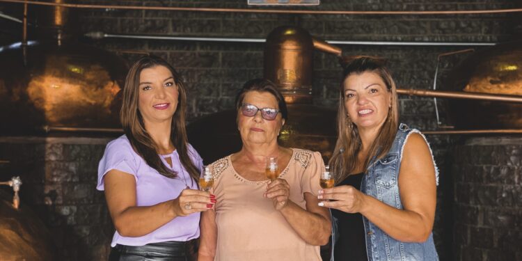 Mulheres avançam no setor de cachaças e conquistam o universo dos destilados