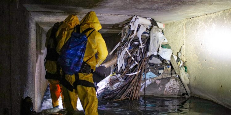 40 toneladas de lixo são retiradas do entorno do igarapé do Mestre Chico
