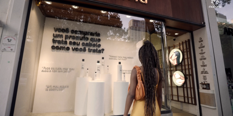Natura Lumina convida mulheres a repensarem a relação com os cabelos