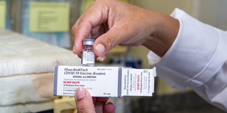 Prefeitura libera vacina bivalente contra a Covid-19 para pessoas com 18 anos ou mais a partir deste sábado, 29/4