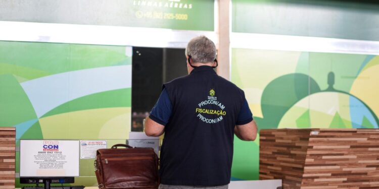 Procon-AM intervém para garantir direitos de passageiros com voo cancelado para Carauari