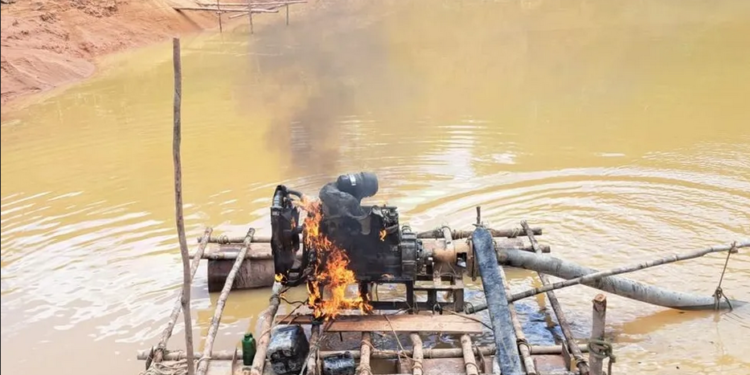 ICMBio e Força Nacional prendem garimpeiros e destroem balsas em Apuí