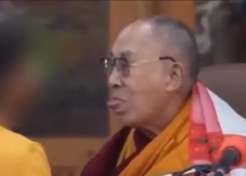 Dalai Lama pede desculpas após vídeo pedindo a criança para “chupar” sua língua