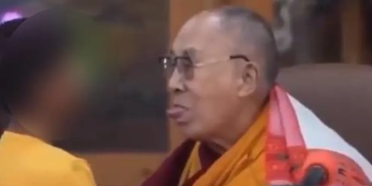 Dalai Lama pede desculpas após vídeo pedindo a criança para “chupar” sua língua