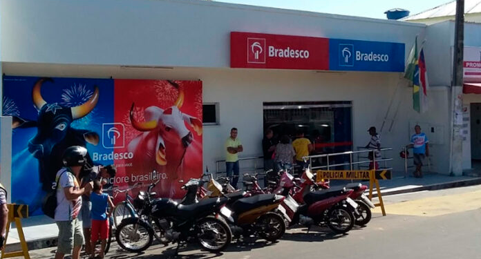 Parintinense será indenizada por banco após descontos indevidos, decide juiz
